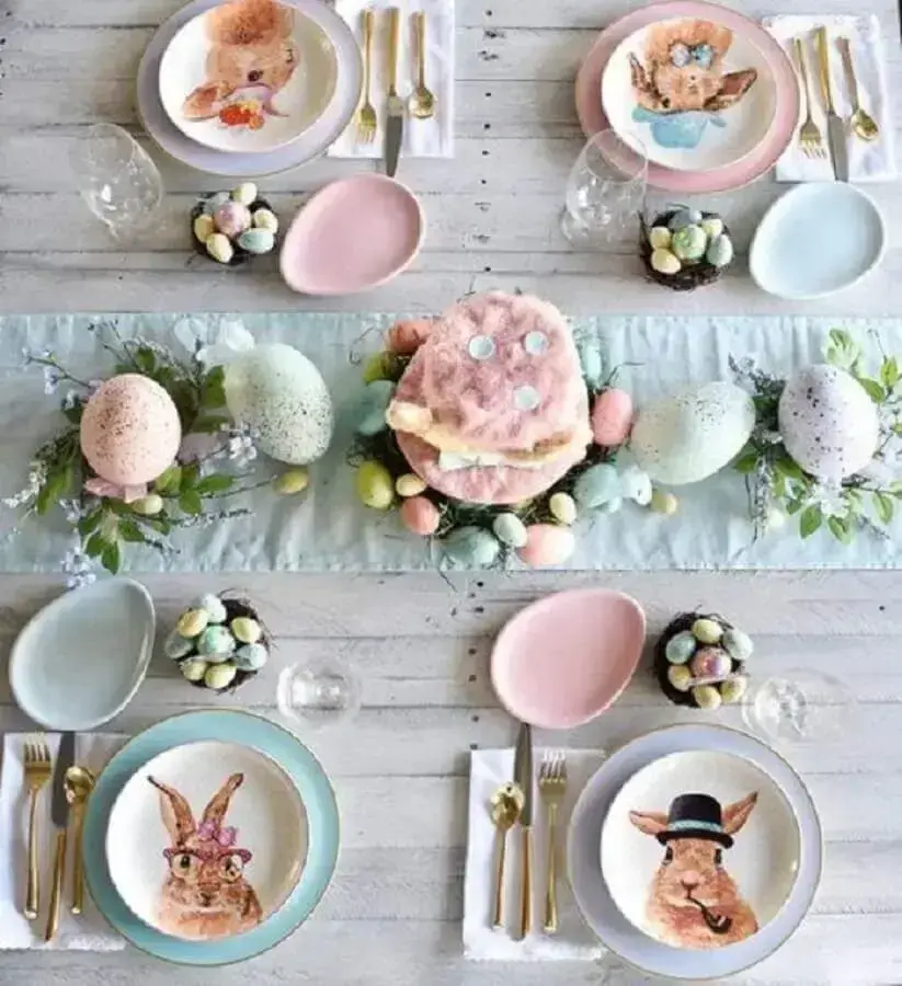 Decoração lúdica para mesa posta de Páscoa com pratos com estampa de coelho