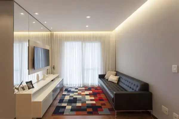 Decore a sala de tv moderna com sofá de couro marrom e tapete de pelinho colorido