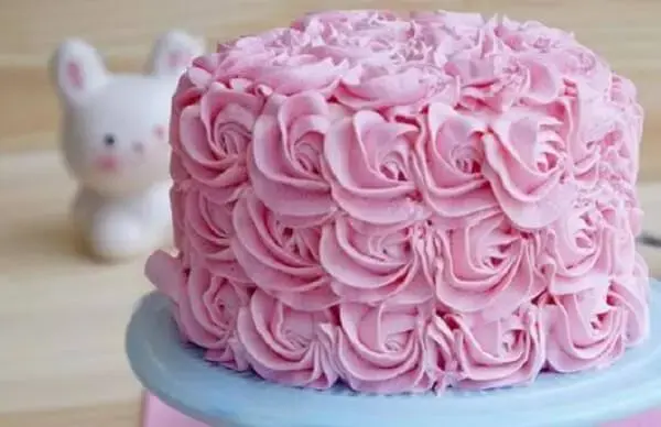 Decore toda a superfície do bolo de páscoa com chantilly em tom rosa