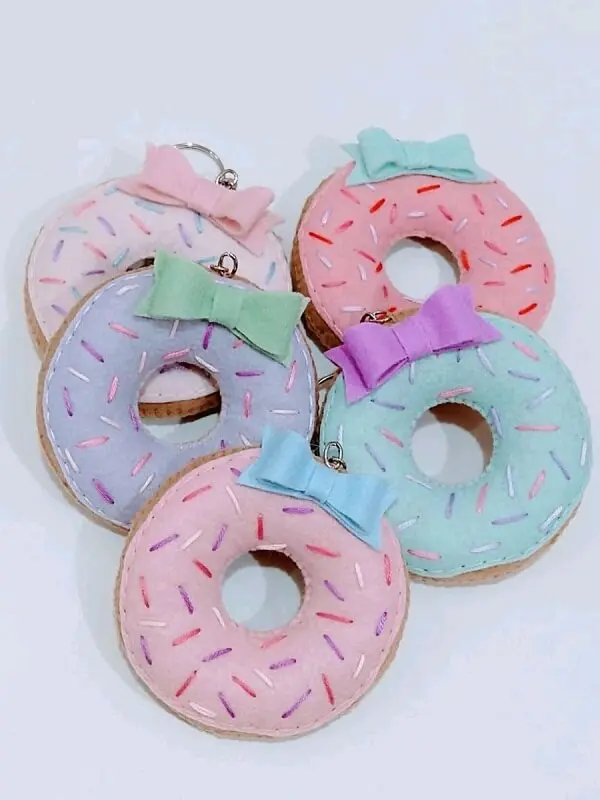 Invista na compra ou confecção de chaveiros de feltro em formato donuts