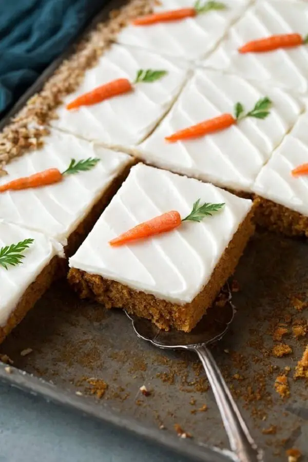 Mini cenourinhas decoram de forma delicada o bolo de páscoa