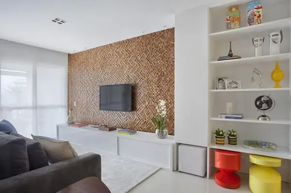 Modelo de sala de tv moderna com decoração clean
