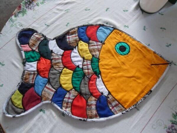 Modelo de tapete de retalhos costurado em formato de peixe