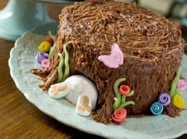 Nessa decoração o coelhinho se esconde dentro do bolo de páscoa