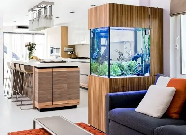 O aquário separa a cozinha da sala de estar