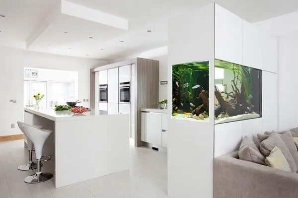 O aquário separa os ambientes da sala de estar e cozinha