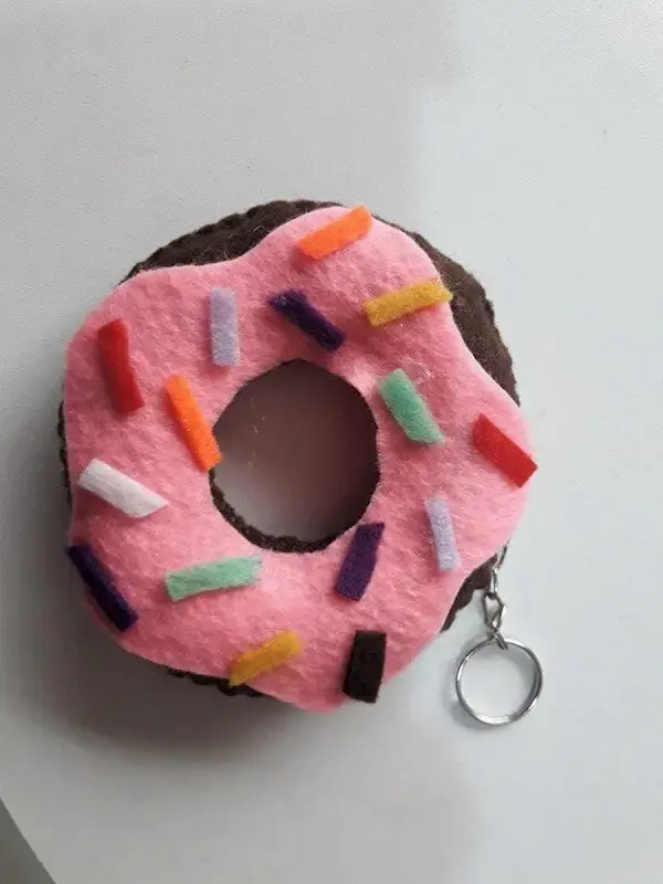 O chaveiro em feltro donuts é versátil e pode ser utilizado em diferentes comemorações