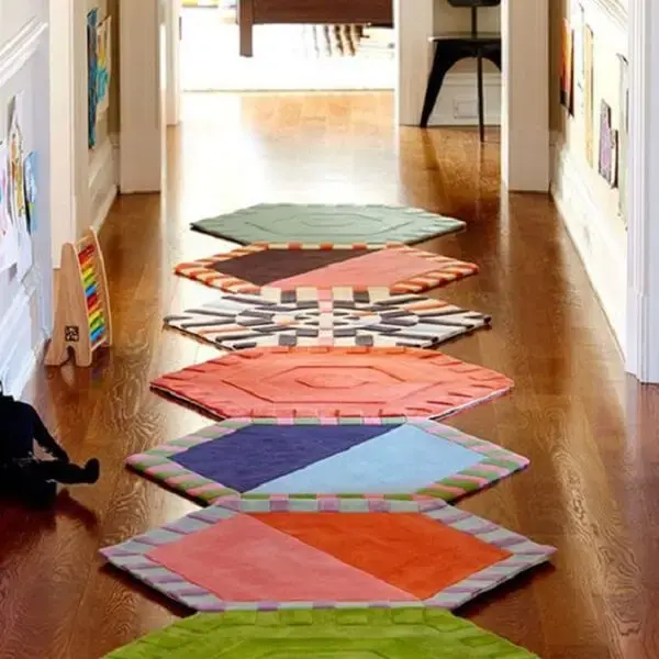 O corredor fica muito charmoso com a presença do tapete de retalhos coloridos