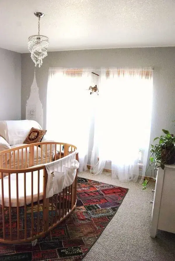 O tapete de retalho traz cor para o quarto de bebê