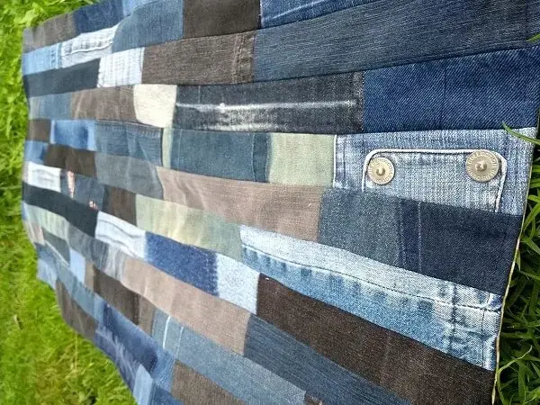 O tapete de retalhos com tecido jeans é sempre uma ótima opção