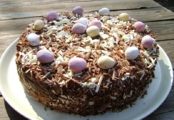 Ovinhos e raspas de chocolate decoram o bolo de páscoa