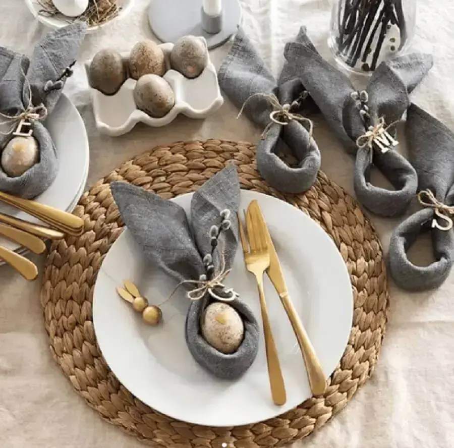 Ovos para decoração de mesa posta de Páscoa com cores neutras