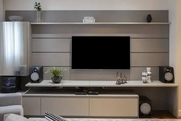 Painel de tv moderna para sala com friso e móvel inferior com nicho