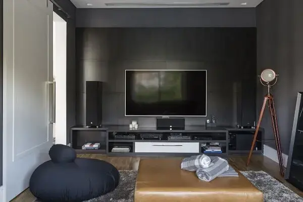 Para a decoração da sua sala de tv moderna procure investir em cores escuras