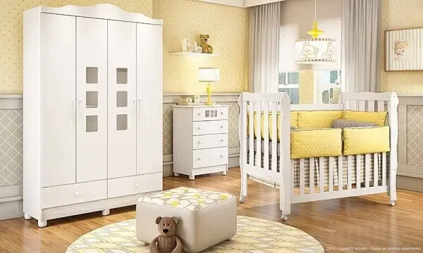 Quarto de bebê cinza e amarelo com paredes amarelas e detalhes cinza 