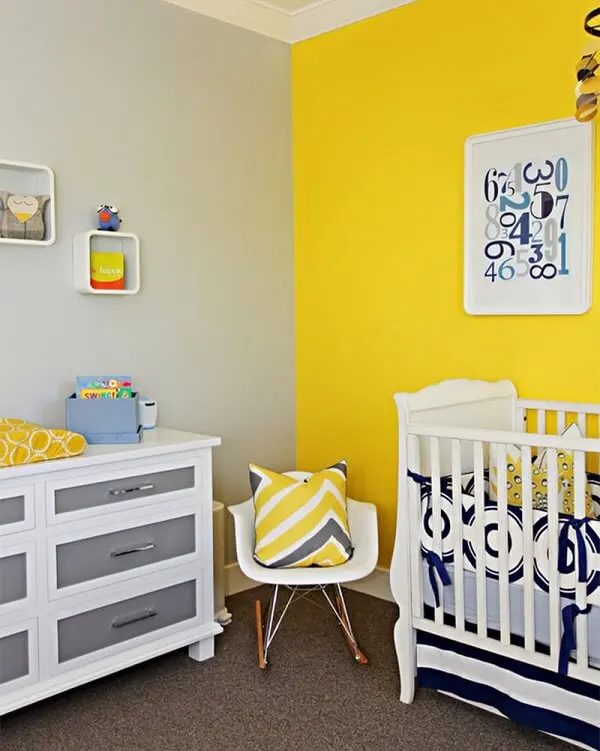 Quarto de bebê cinza e amarelo com paredes cinza e amarela