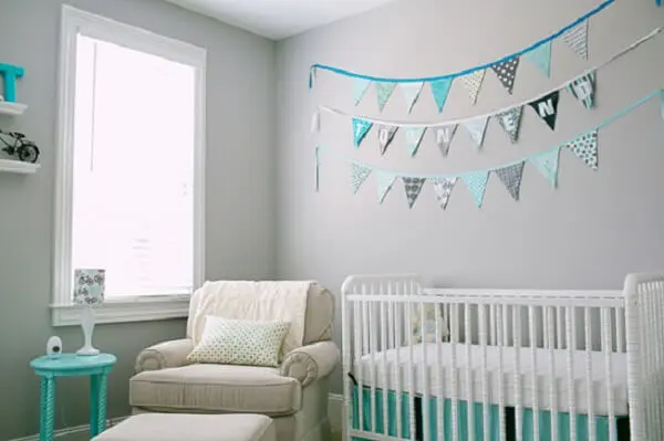 Quarto de bebê cinza e azul tiffany com bandeirinhas e berço branco