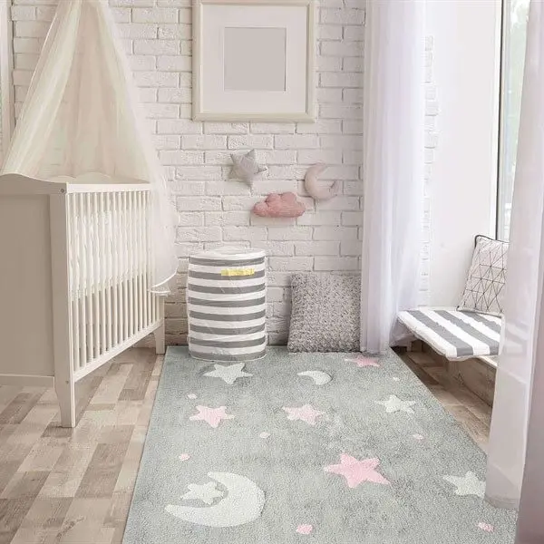 Quarto de bebê cinza e rosa com tapete felpudo cinza 