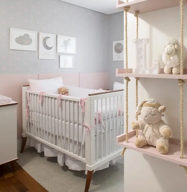 Quarto de bebê cinza e rosa parede com bolinhas e ursos para decoração 