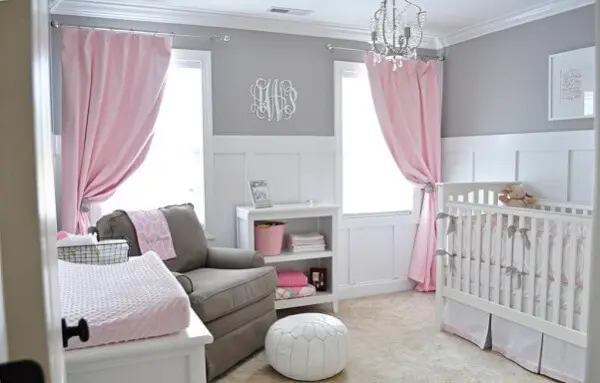 Quarto de bebê cinza e rosa com cortinas rosas