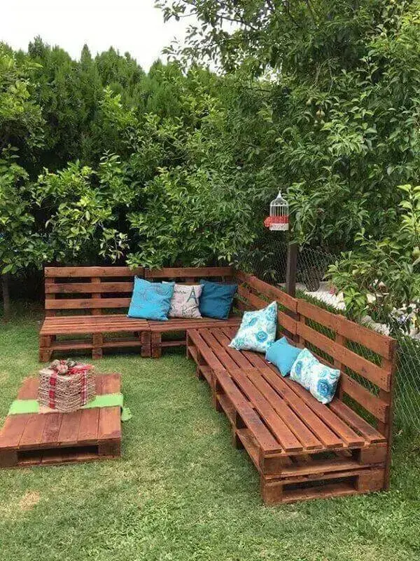 Reserve um cantinho especial do seu jardim para acomodar móveis de pallet