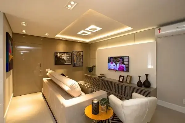 Sala de tv moderna com iluminação embutida
