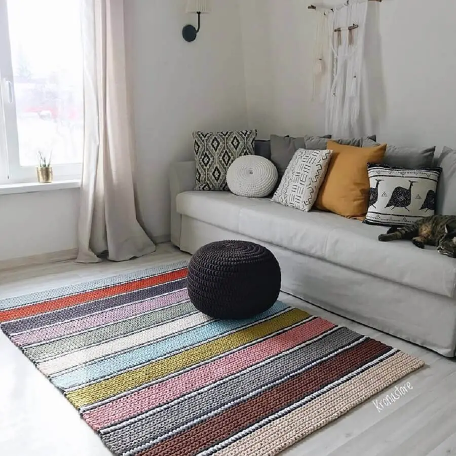 almofadas decorativas e tapete de crochê para sala colorido Foto Krona Store