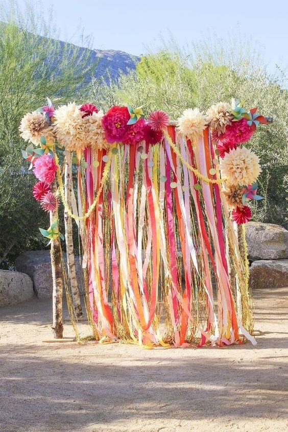 Arco de flores de papel de seda para festa