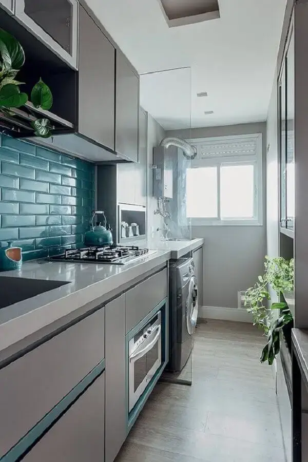 armários planejados para cozinha de apartamento pequeno com lavanderia Foto Simples Decoração