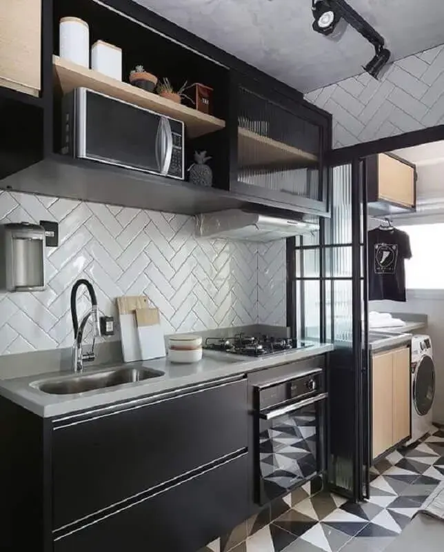 armários pretos planejados para cozinha de apartamento pequeno com lavanderia Foto Pinterest