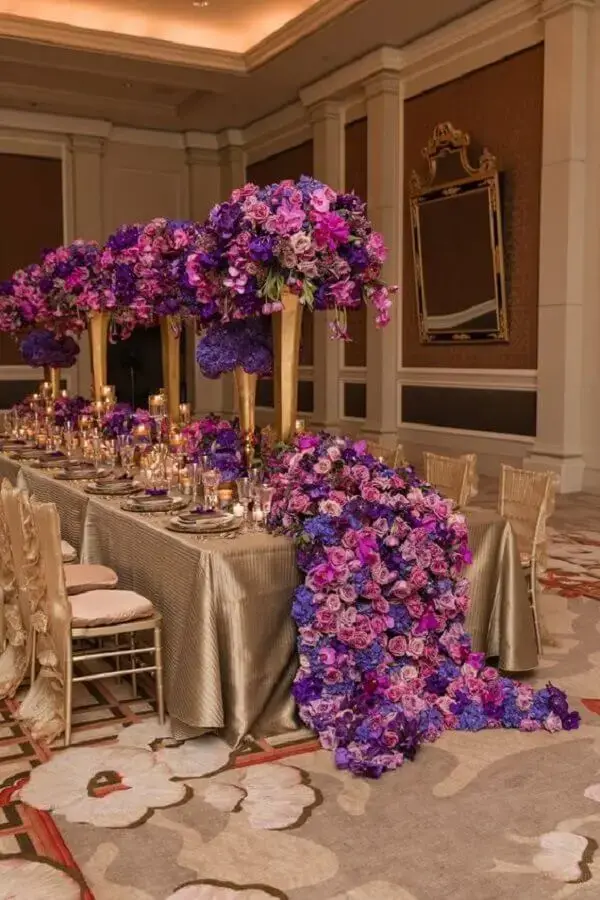 arranjo com flores roxas para decoração de festa de casamento Foto WedLuxe Magazine
