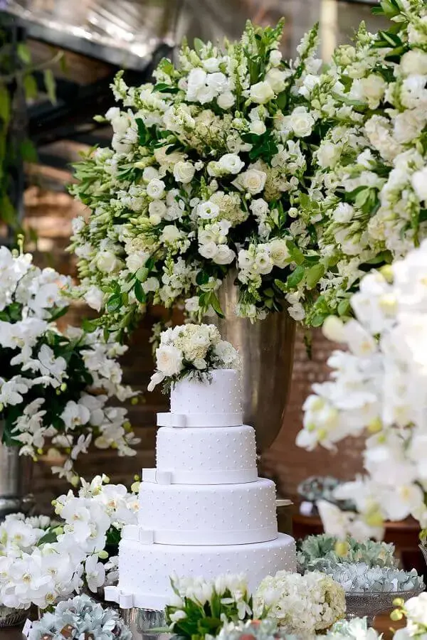 arranjo com rosas brancas para decoração de casamento Foto Pinterest