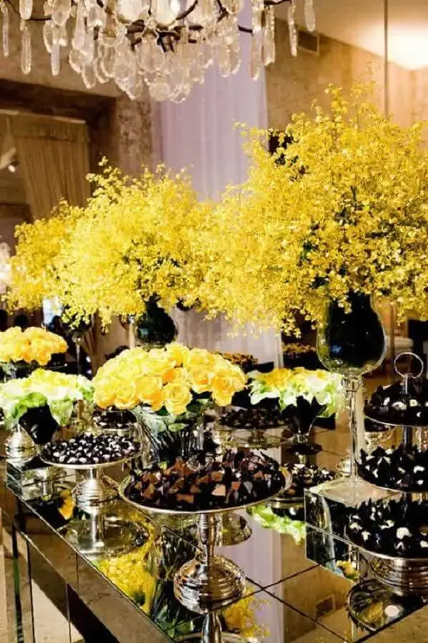 arranjo de flores amarelas para decoração de casamento Foto WeddingTopia