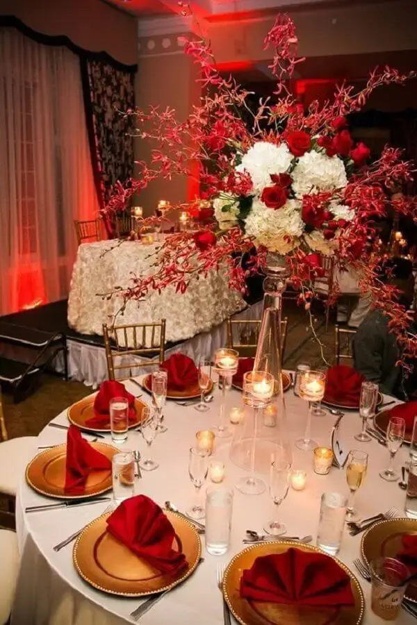 arranjo de flores brancas e vermelhas para decoração de casamento Foto Viva la Rosa