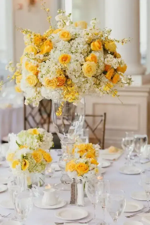 arranjo de rosas brancas e amarelas para decoração de casamento Foto Casa, Comida e Roupa Espalhada