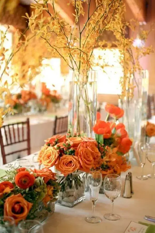 arranjo de rosas laranja para decoração de casamento Foto Elizabeth Anne Designs