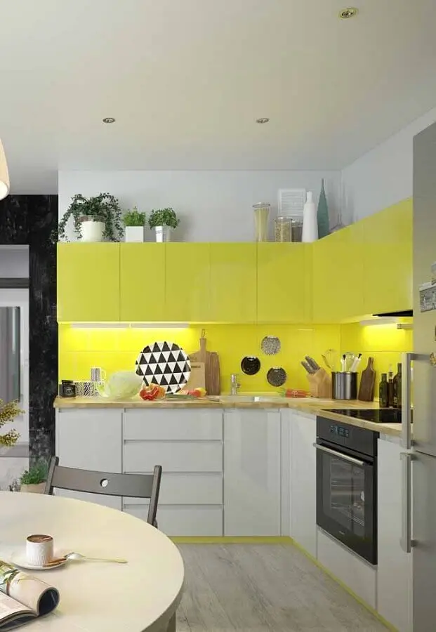bancada de madeira para cozinha planejada branca e amarela Foto Eu Amo Decoração