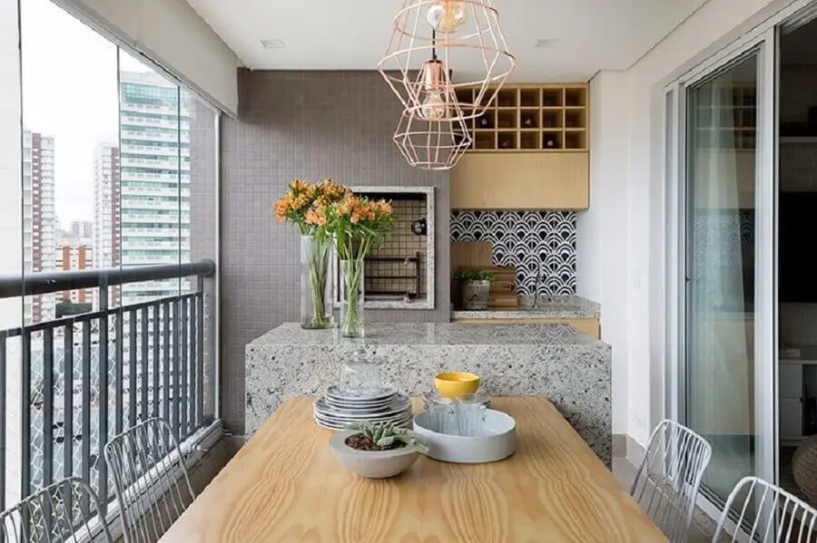 bancada planejada de granito para apartamento com área gourmet pequena com churrasqueira Foto doob arquitetura