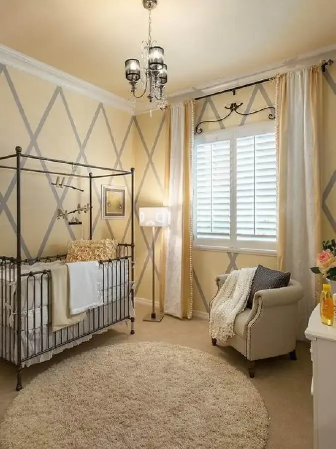berço de ferro para decoração de quarto de bebê amarelo Foto Deavita