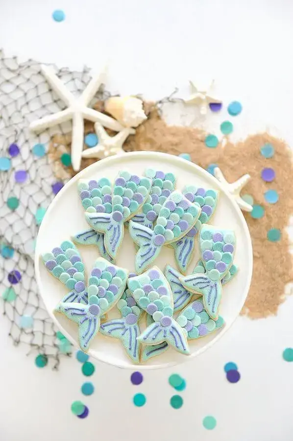 biscoitos personalizados em formato de cauda para decoração de festa sereia Foto We Share Ideas