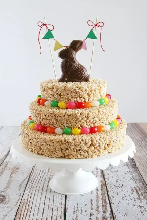 bolo de páscoa 3 andares decorado com coelho de chocolate e balinhas coloridas Foto Pinterest