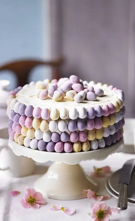 bolo de páscoa de chantilly decorado com vários mini ovinhos Foto Pinterest