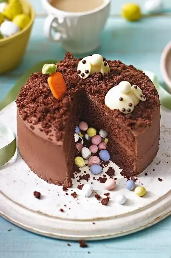 bolo de páscoa de chocolate decorado com confetes na parte de dentro Foto Doce Blog