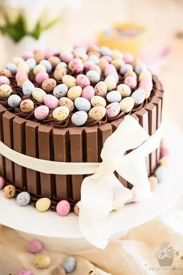 bolo de páscoa de chocolate decorado com vários mini ovos coloridos Foto Pinterest