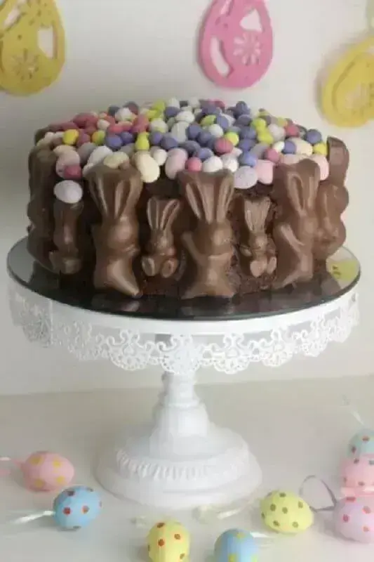 bolo de páscoa decorado com coelhos de chocolate em volta Foto Cheguei ao Mundo