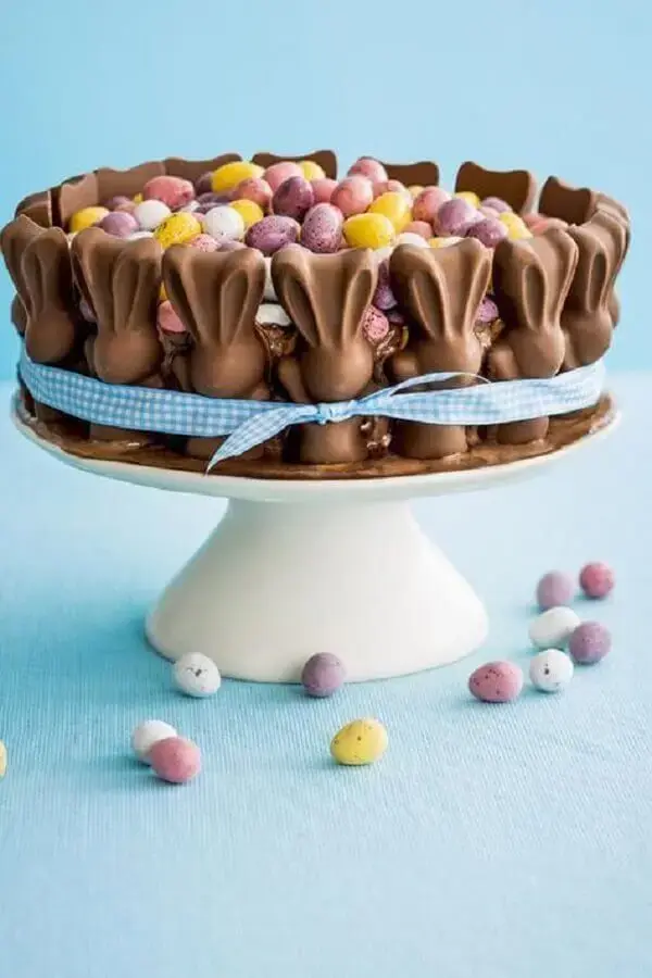 bolo de páscoa decorado com ovos coloridos e coelhos de chocolate em votla Foto Pinterest