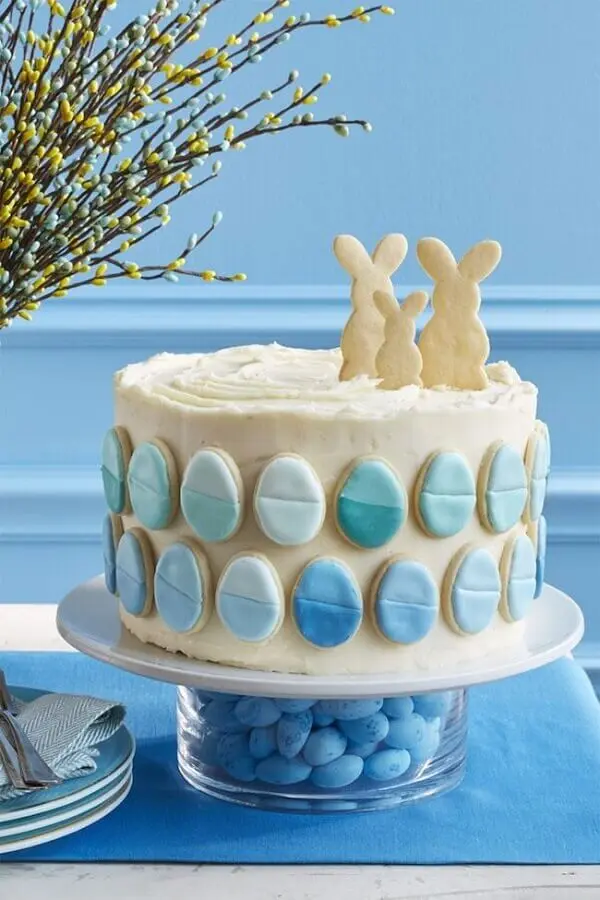 bolo de páscoa decorado com ovos e coelhinhos de biscoitos Foto Woman's Day