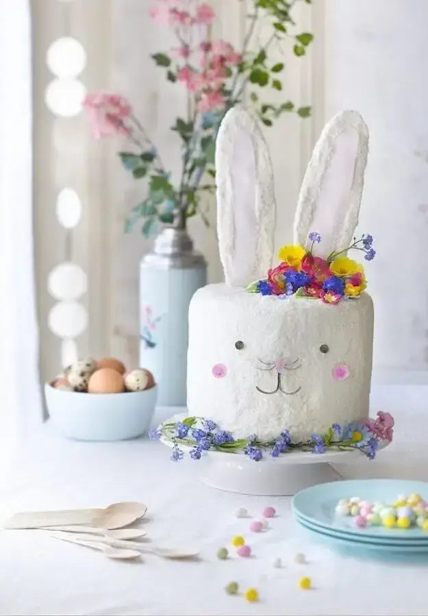 bolo de páscoa decorado com rostinho de coelho e flores coloridas Foto Casa e Festa