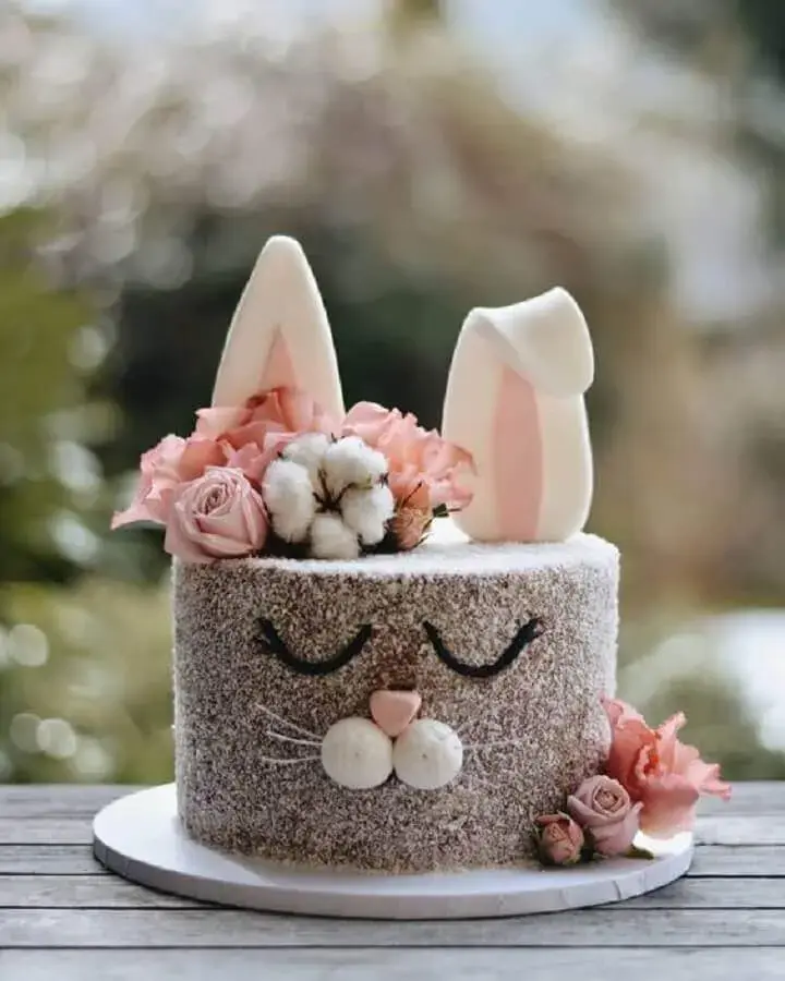 bolo de páscoa decorado com rosto de coelho Foto Encontrando Ideias