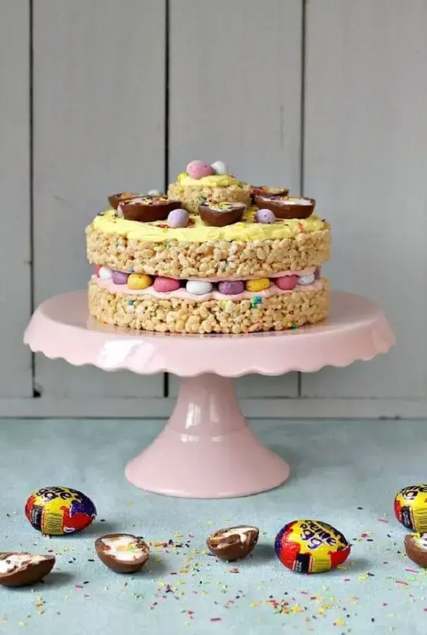 bolo de páscoa rústico decorado com mini ovos coloridos Foto Emily Leary, A Mummy Too